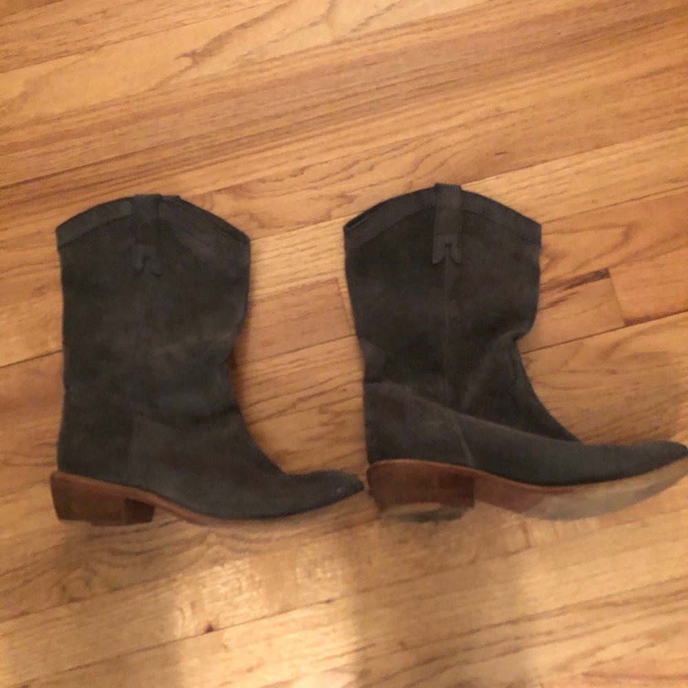 Bronx gray boot size 9 suede